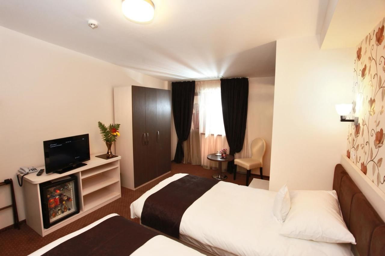 Отель West Plaza Hotel Бухарест