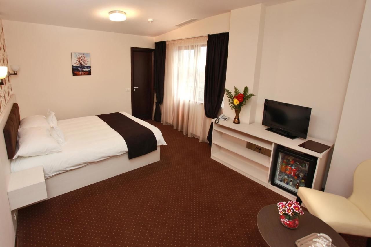 Отель West Plaza Hotel Бухарест