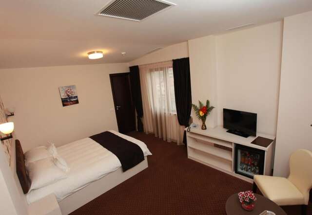 Отель West Plaza Hotel Бухарест-11